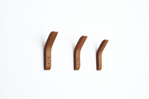 Gancho de madeira parafusado